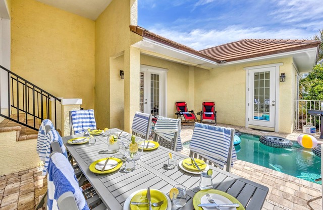 Beachfront Resort 5BR Villa w/Pool & Wlk2 Beach
