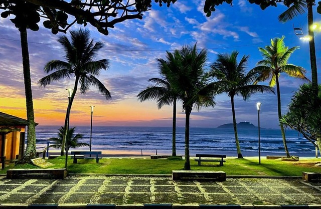 Beachfront + View - 2 Bedrooms + Air Cond, 2 Bathrooms, Living Room, Kitchen, 1 Garage, Wi-Fi and Bed Linen