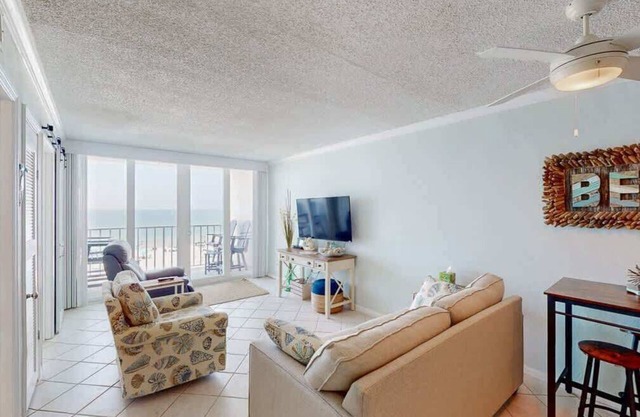 Beachfront Views|2 bedroom|Gulf Shores|Sleeps 6!