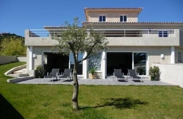Beachfront villa, heated indoor pool, 8 people, well equipped