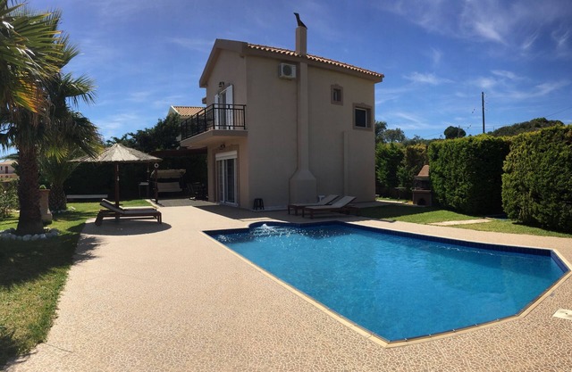 Beachfront Villa, Private Pool & Sea Views perfect for couples & families