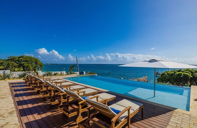 BeachFront Villa w/Pool, Sleeps 16, Dining, & Tub