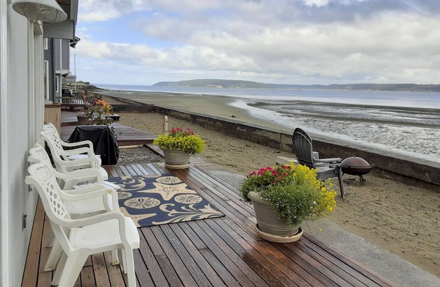 Beachfront Whidbey Island Home + Apartment!