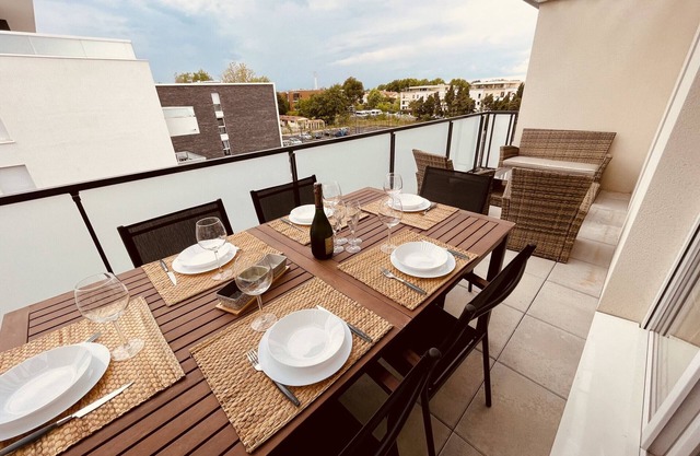 Beachside 6-Person Apartment with WiFi, Parking, and Mountain Views