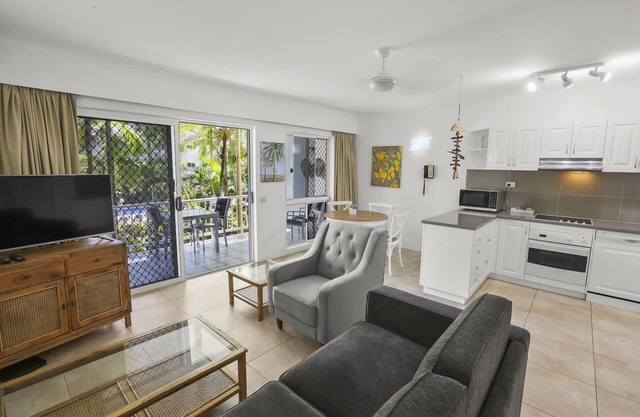 Beachside Apartment With Pool And Garden View!