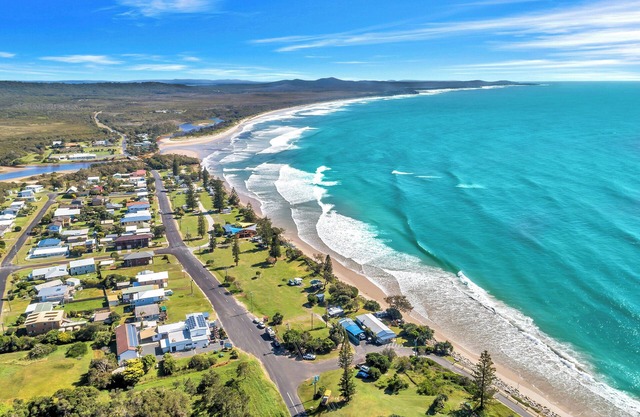 Beachside@Brooms one bedroom, self contained unit. Walk to everything!