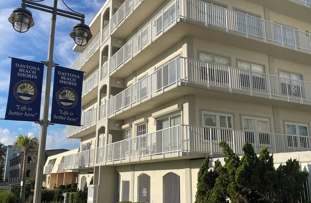 Beachside Condo 2BA/2BR with Pool. FREE NETFLIX