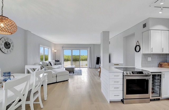 Beachside Condo Offering The Best Bay Views in Palm Beach - Key West Vibe