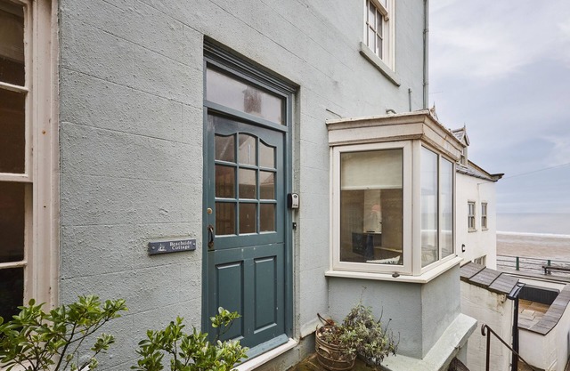 BEACHSIDE COTTAGE, character holiday cottage in Sandsend