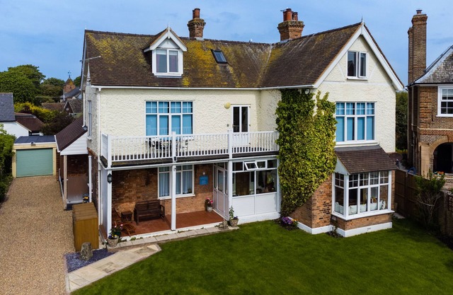 Beachside Family Home. 5 Bedrooms, Spacious, Luxurious & Well Equipped