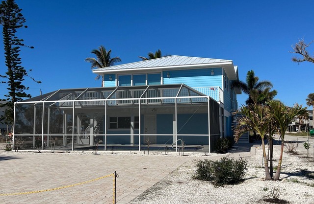 Beachside Flamingo House , Pool Home 3 bedroom, 3 bath Sleeps 6