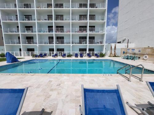 Beachside Hotel - POOL IS OPEN!