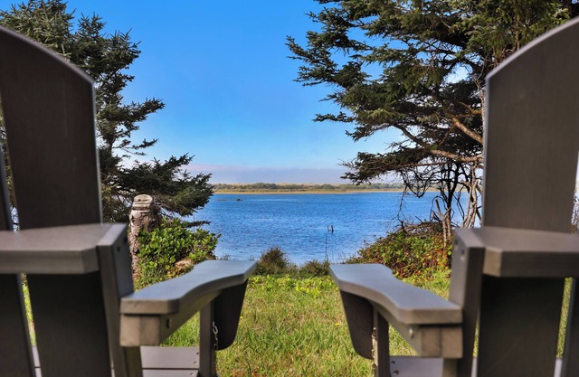 Beachside & Lakefront Hideaway- Captivating Views