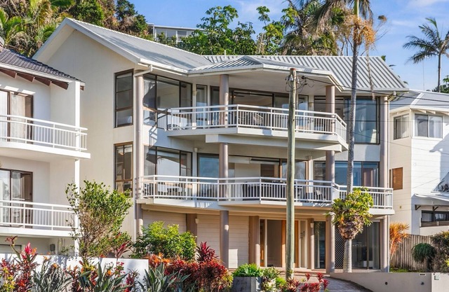 Beachside Manor - Stunning 6-bedroom, 3-bathroom home in an exclusive, absolute beachfront location