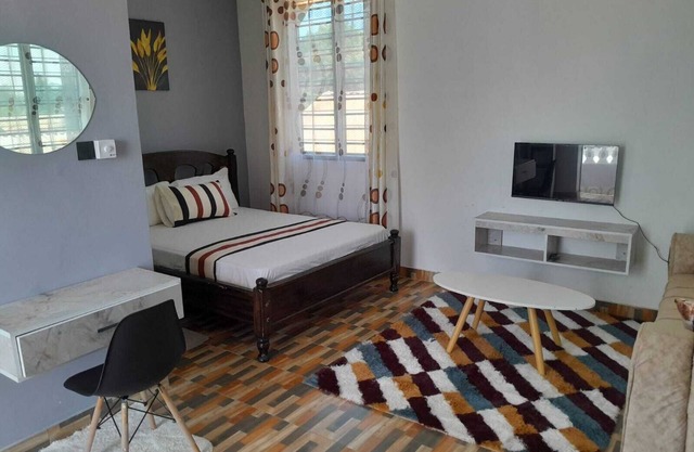 Beachside Spacious Haven: Walk to Sand and Shops