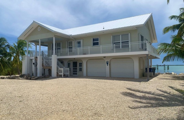 Beachside @ Torchview Waterfront Retreat