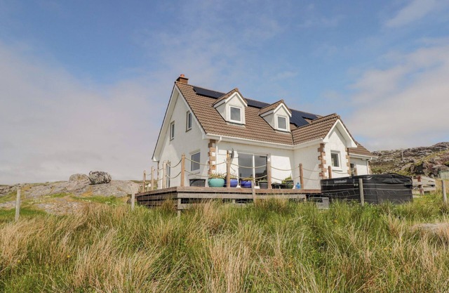 BEACHVIEW, pet friendly, country holiday cottage in Kinlochbervie