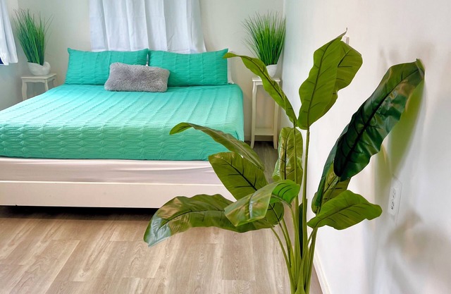 Beachy Hawaiian Cottage on the Famous North Shore. 2 bed, 1 bath. Sleeps 4