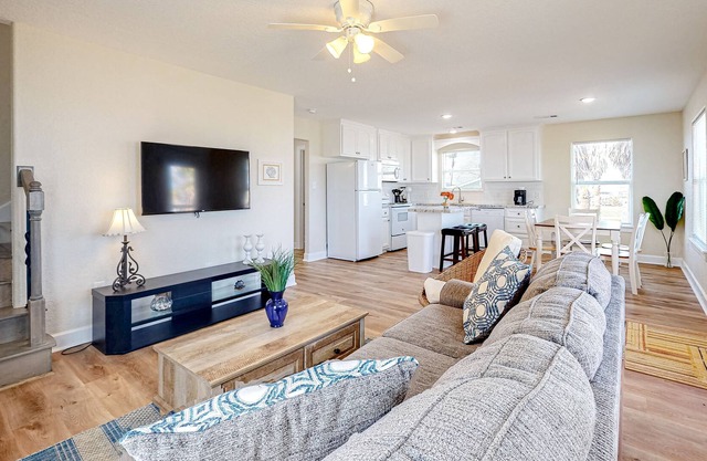 Beachy home with high-speed WiFi, central AC, washer/dryer & outdoor shower