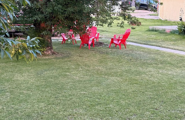 Beachy Keen 2 steps away from lake where rustic meets charm. Pet friendly.
