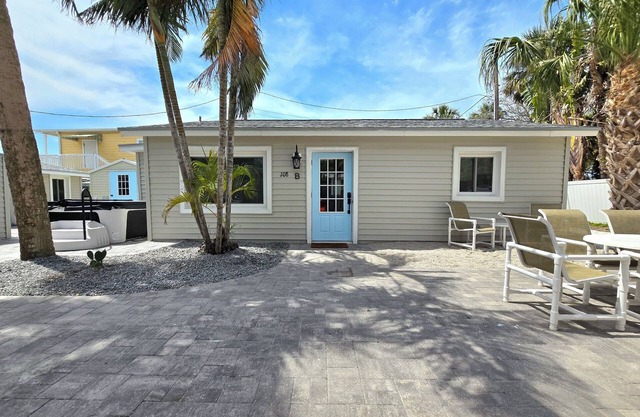 Beachy Keen Cottage B! Just Steps from Indian Rocks Beach!
