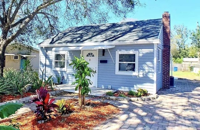 Beachy St. Pete Cottage Retreat!