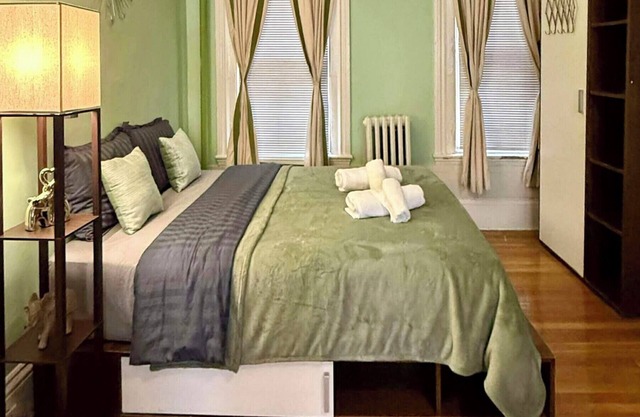 Beacon Hill Studio with Full Kitchen, Short Walk to MGH, Multiple Train Lines