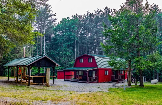 Bear Bottom Cabin. Your own getaway adventure!nSleeps 16 - 4 bedrooms