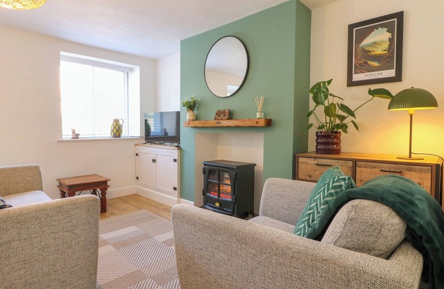BEAR COTTAGE, pet friendly, with a garden in Cromford