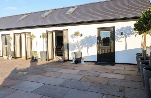 BEAR COTTAGE, romantic, character holiday cottage in Heage
