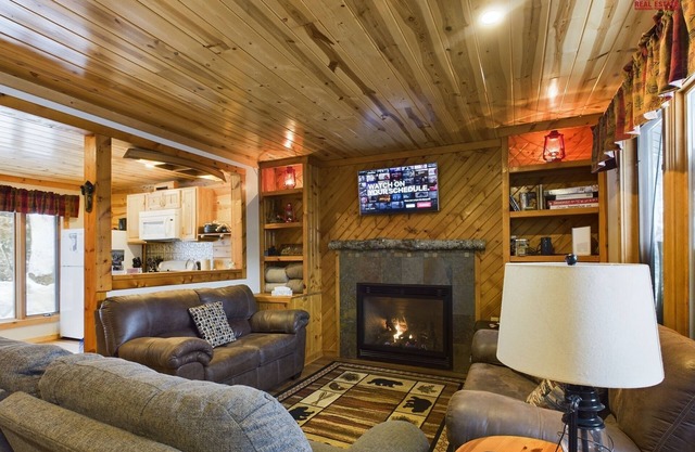 Bear Den-Secluded 2 Bedroom Cabin Located in the Hiawatha National Forest.