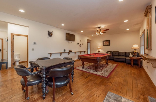 Bear Foot Cove: Split Lakefront, Dock Slip, Fire Pit, Hot Tub!