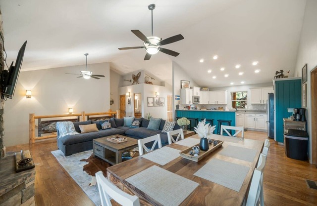 Bear Hug Retreat! 3BD/3BA Tranquil Mt Home