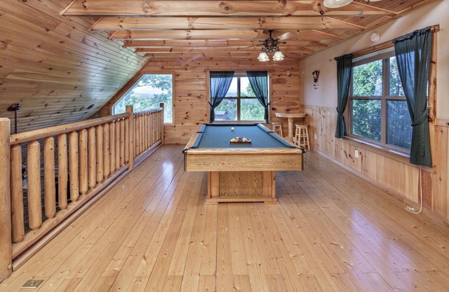 Bear Hugs - Great Cabin! 2 Bedroom Cabin by RedAwning