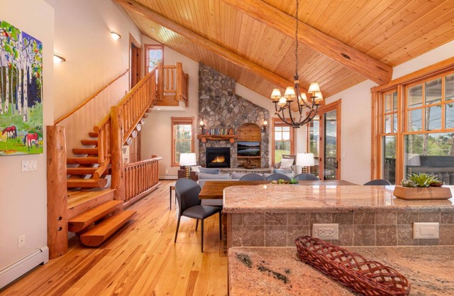 🐻 Bear Pause | Pet Friendly Mountain Cabin | Bubbly Hot Tub | Awesome Decor!