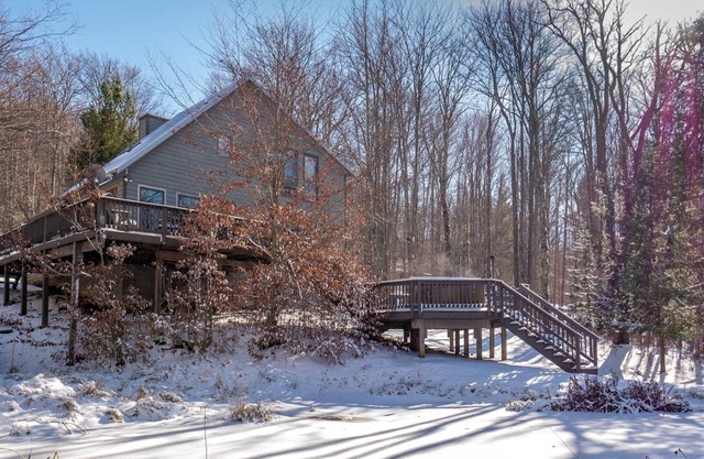 Bear Run - 279 Ridge RoadnnBear Run - Lake Access, Pet Friendly, Hot Tub, Private Lot