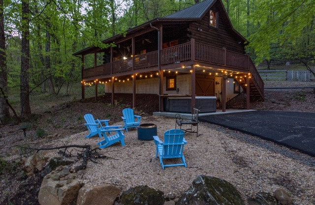 Bear Tracks Cottage: New Hot Tub + Fire Pit