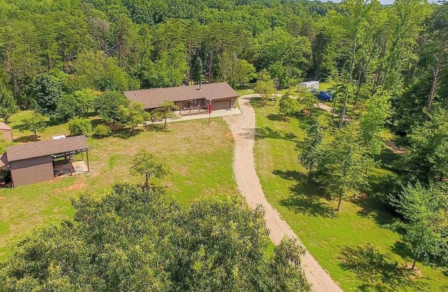 Bear Tree Waterfront Retreat on Lake Anna - 2 Lvls. w/Sundeck Boathouse Gazebo