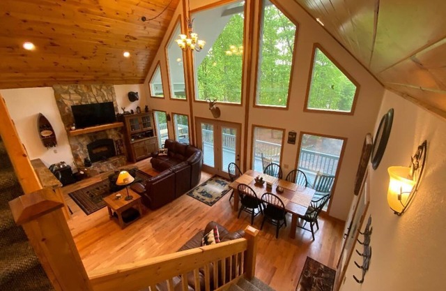 BEARADISE CABIN AT NANTAHALA LAKE 3-BEDROOMS 2-BATH SLEEPS 10 PEOPLE