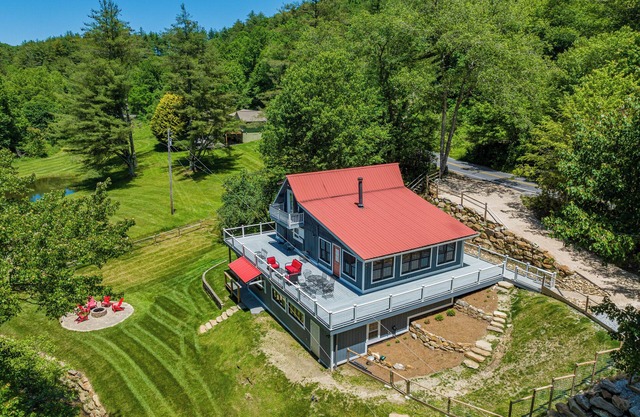 Bearfoot Retreat, Streamside Home, Pet-Friendly & only 8 minutes from Cashiers