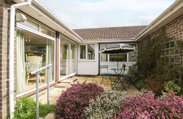 BEAU HIDEAWAY, family friendly, with a garden in Cerne Abbas