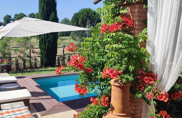 Beautiful villa with pool and countryside views, 12 minutes from historic Uzes