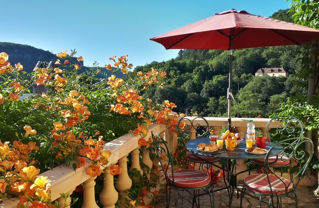 Beautiful sunny apartment, below castle & overlooking valley