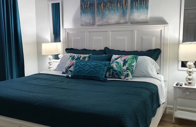 Beautiful 1 Bed 1 Bath Apartment with pool and with walking distance to beach
