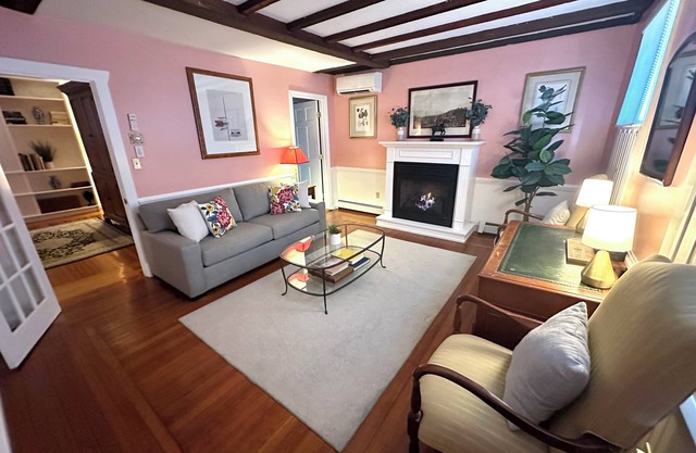 Beautiful 1 Bed/1 Bath (sleeps 4) dog friendly suite with exposed beams on Historic Spring St