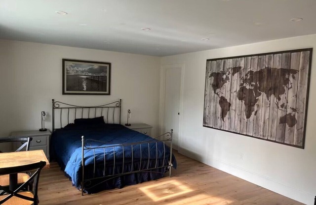 Beautiful 1 Bedroom, 1 Bathroom in Medford with WiFi and AC