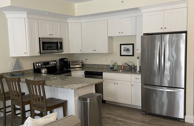 Beautiful 1-Bedroom Luxury Condo Sleeps Up to 4, Block to Beach