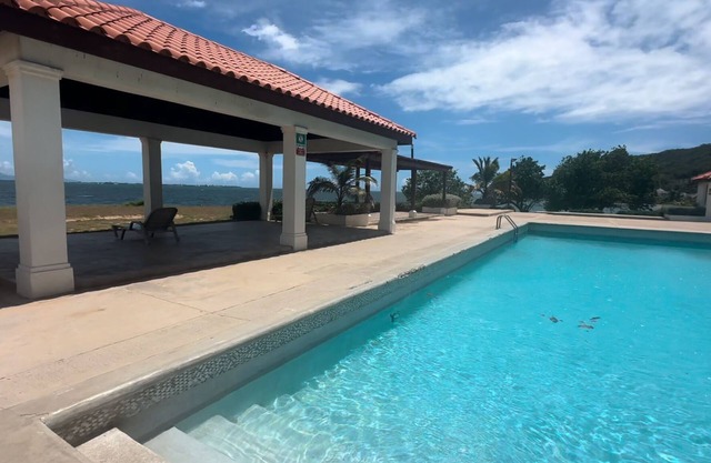 Beautiful 1-bedroom villa, kitchen, dining room, AC, WiFi, Pool, Beach access
