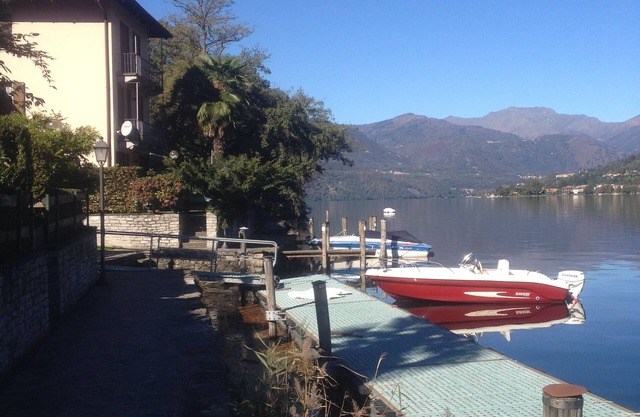 Beautiful 100 sqm apartment with private garden directly on the lake