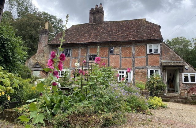 Beautiful 16th century house in national park 1 hr from London with small pool